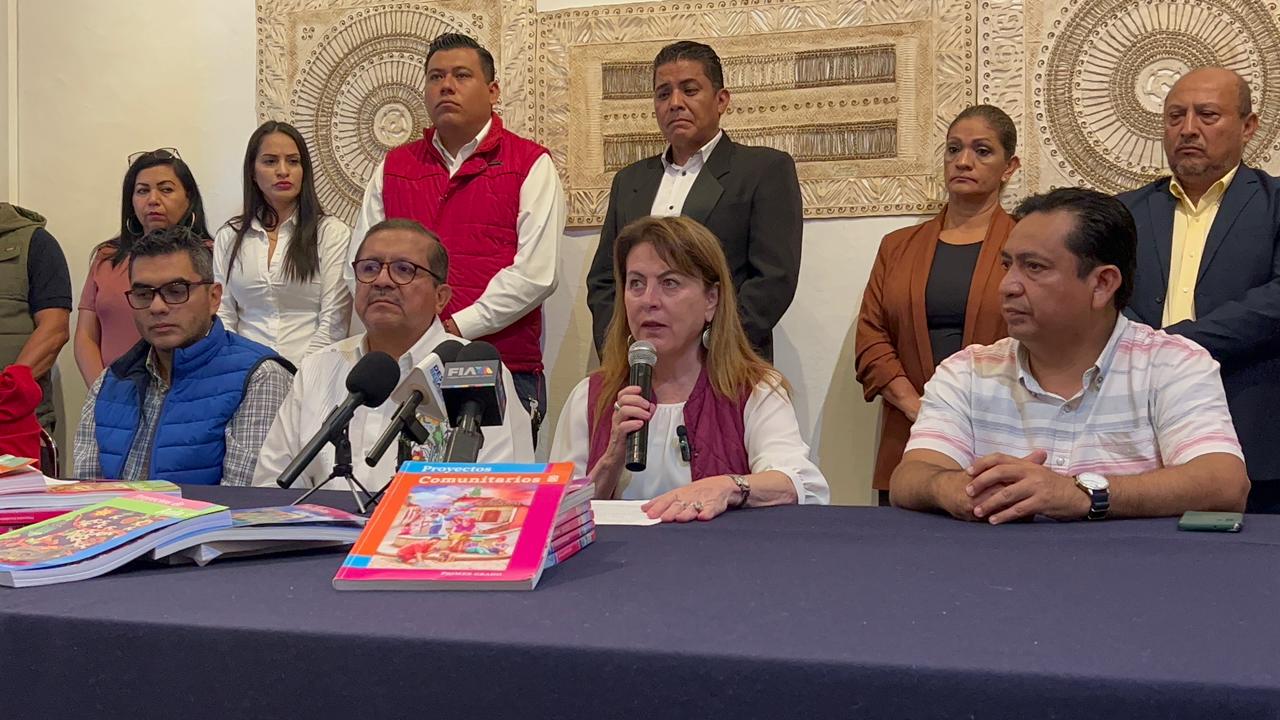 Grupo de personas sentadas en una mesa Descripción generada automáticamente