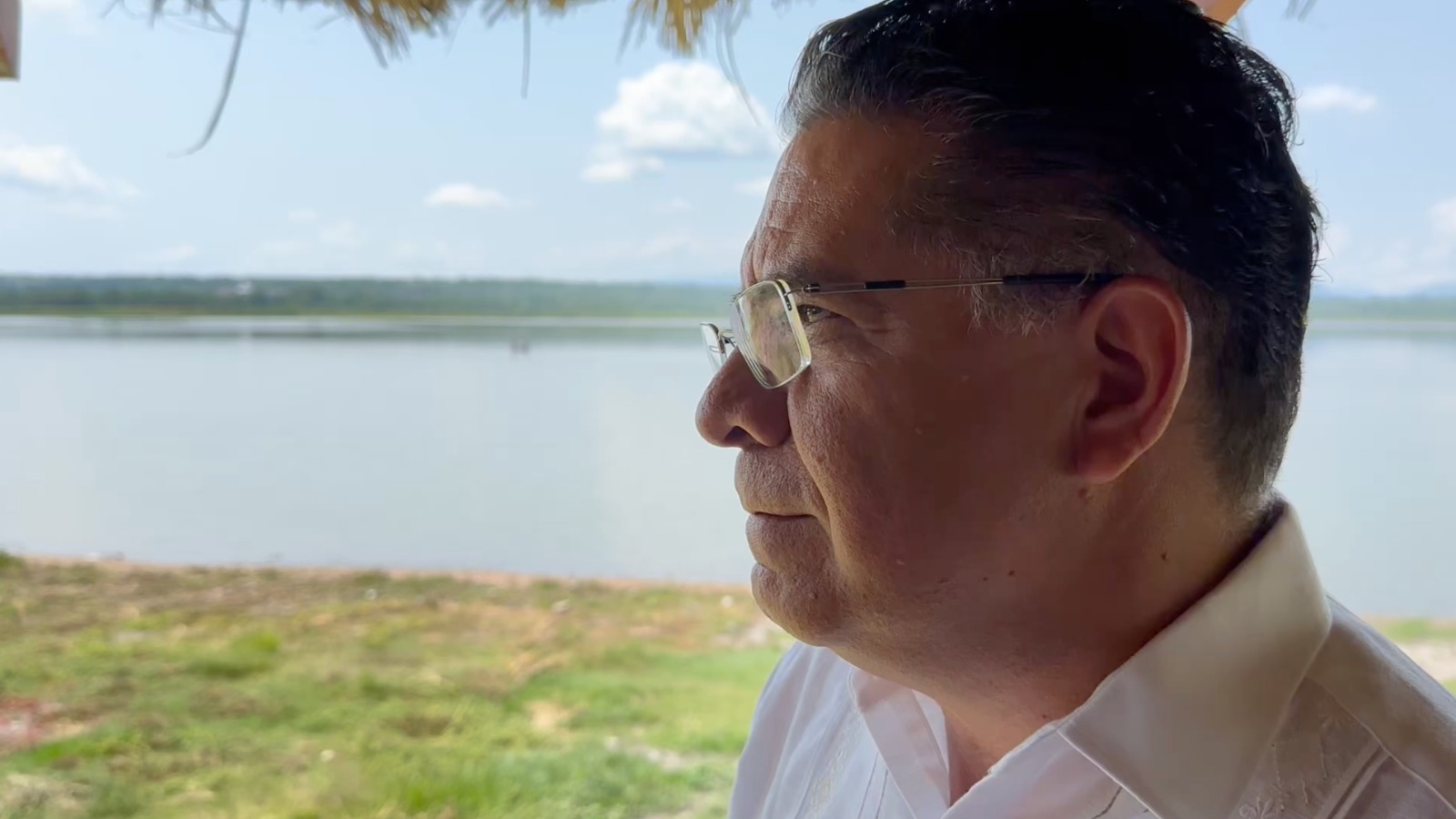 Hombre con barba y bigote Descripción generada automáticamente con confianza media