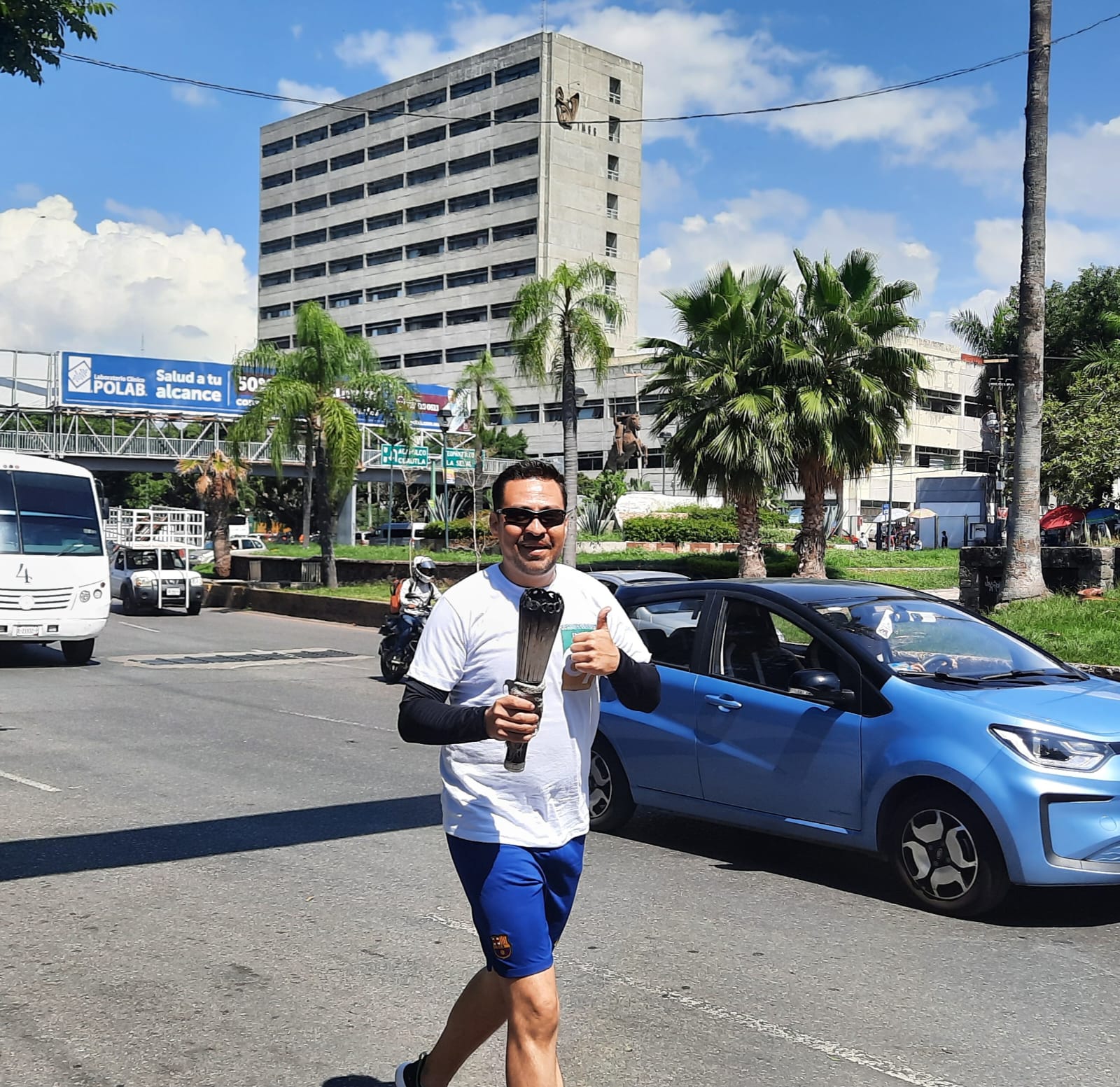 Hombre parado en un estacionamiento Descripción generada automáticamente