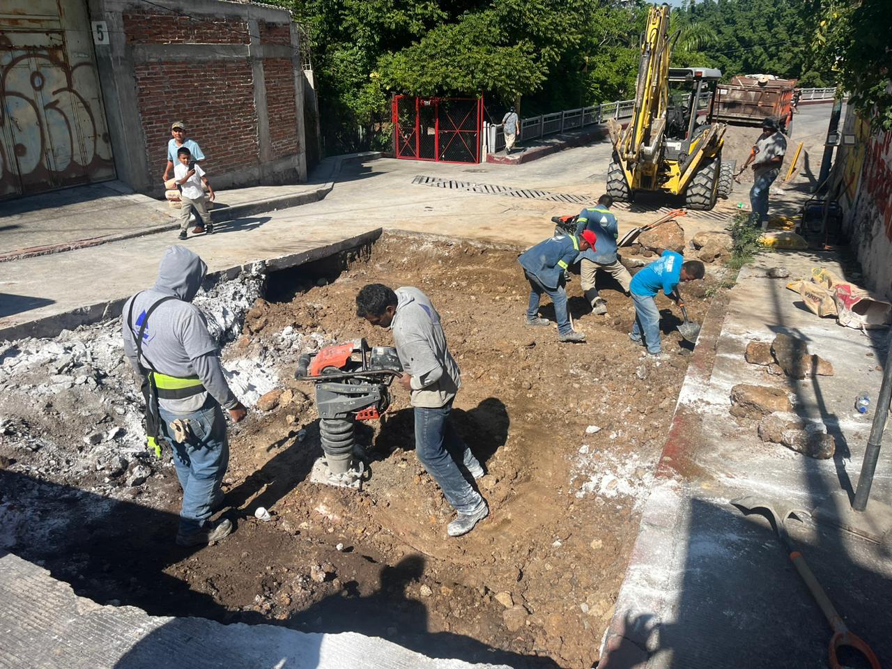 Imagen que contiene exterior, edificio, grupo, parado Descripción generada automáticamente