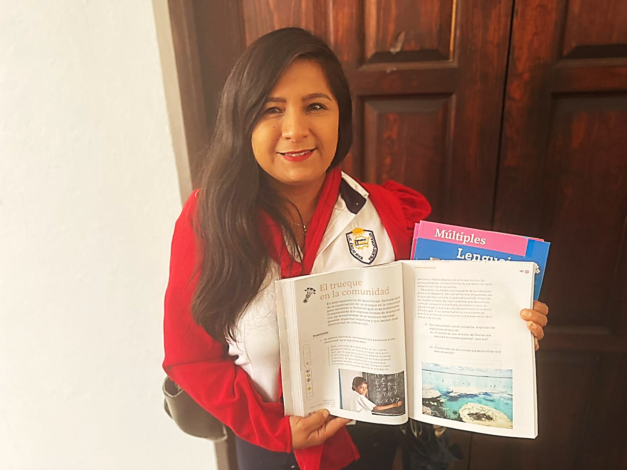 Imagen que contiene interior, tabla, papel, mujer Descripción generada automáticamente