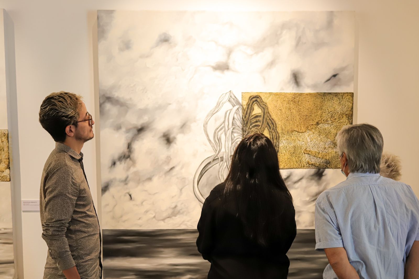 Imagen que contiene persona, interior, hombre, viendo Descripción generada automáticamente