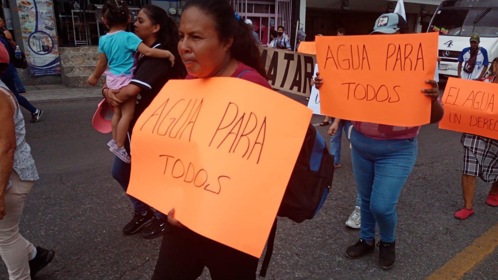 Imagen que contiene persona, sostener, firmar, leer Descripción generada automáticamente