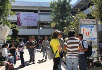 Un grupo de personas de pie en la calle Descripción generada automáticamente