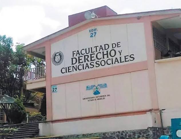 Un letrero de color blanco Descripción generada automáticamente con confianza baja