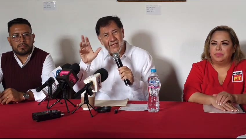 Un par de hombres sentados en una mesa Descripción generada automáticamente con confianza baja