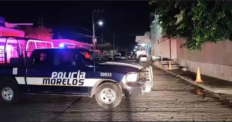 Una camioneta estacionada en la noche Descripción generada automáticamente con confianza media