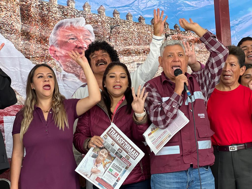 Una foto de un grupo de personas posando para una foto Descripción generada automáticamente