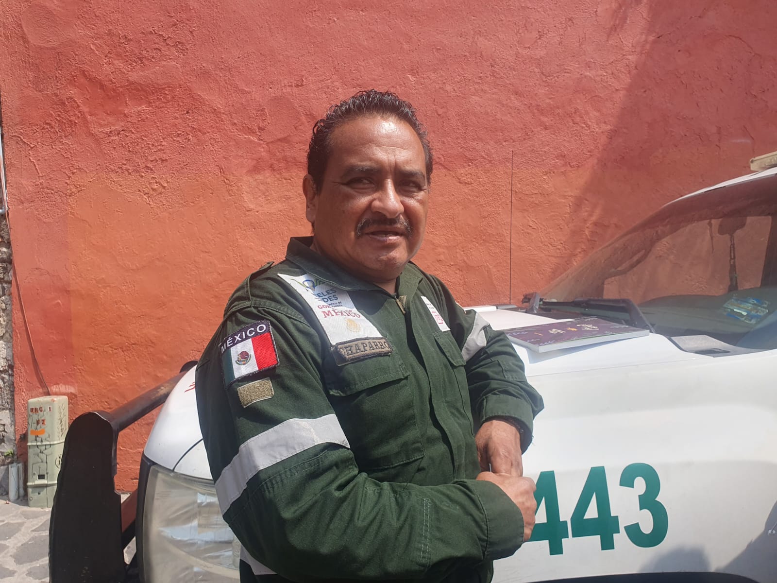 Una persona en frente de un coche Descripción generada automáticamente con confianza baja