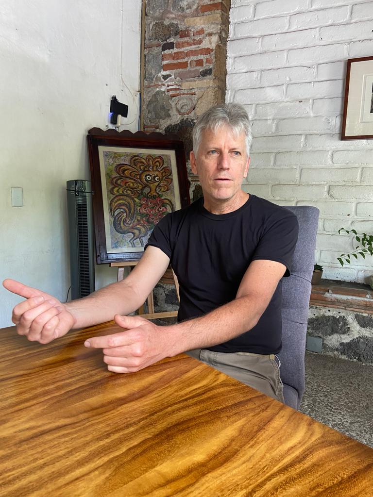 Una persona sentado en una mesa de madera Descripción generada automáticamente con confianza baja