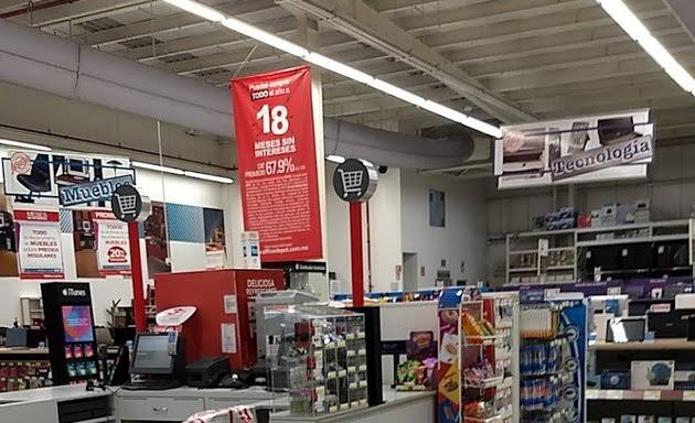 Una tienda de ropa Descripción generada automáticamente con confianza media