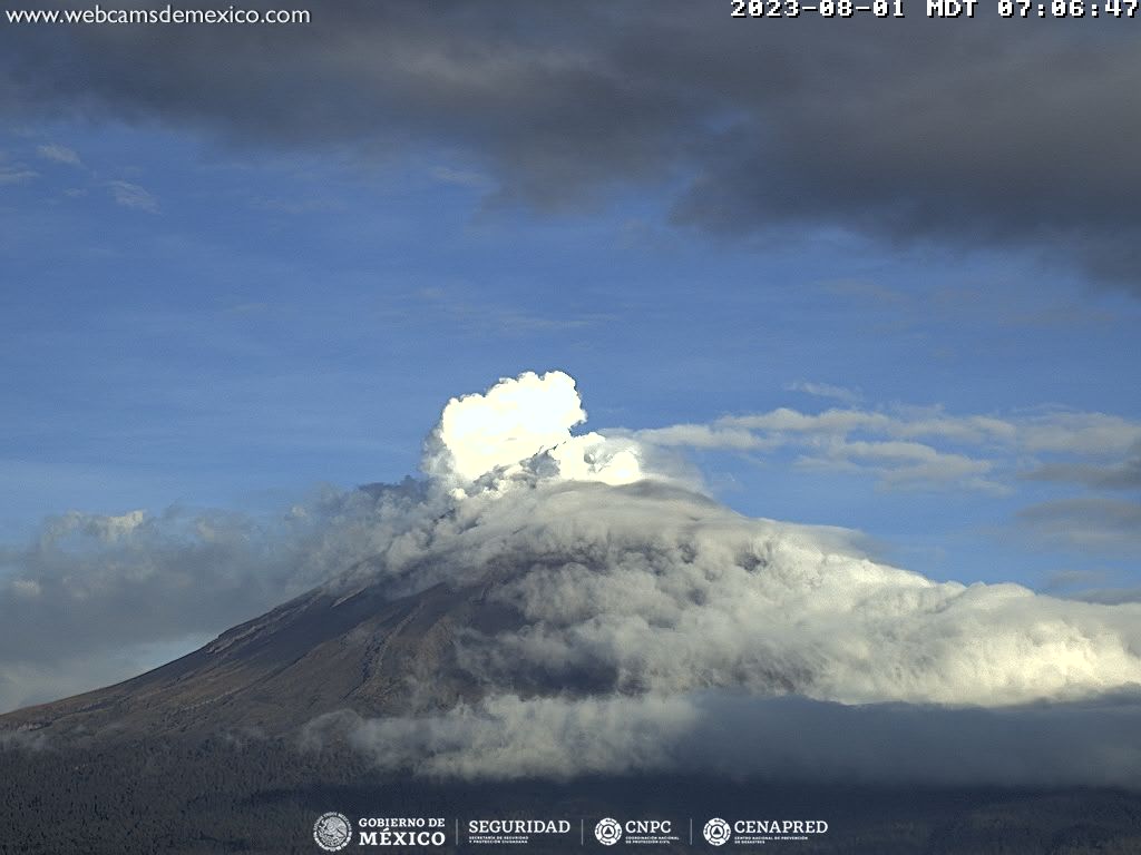 Vista de montañas y nubes Descripción generada automáticamente