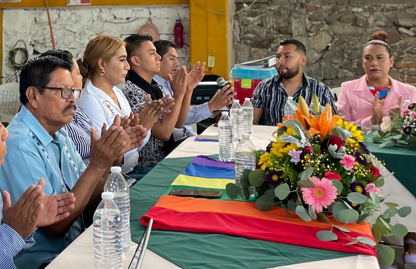 Personas sentadas en una mesa Descripción generada automáticamente con confianza media