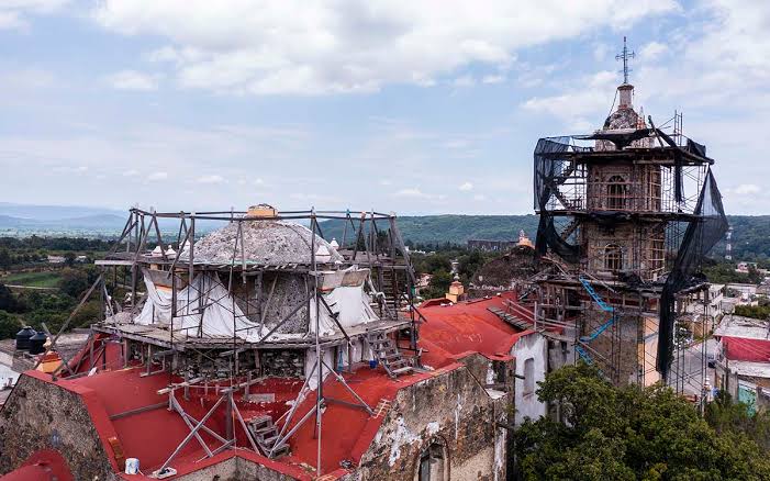 Un barco junto a un cuerpo de agua Descripción generada automáticamente con confianza media