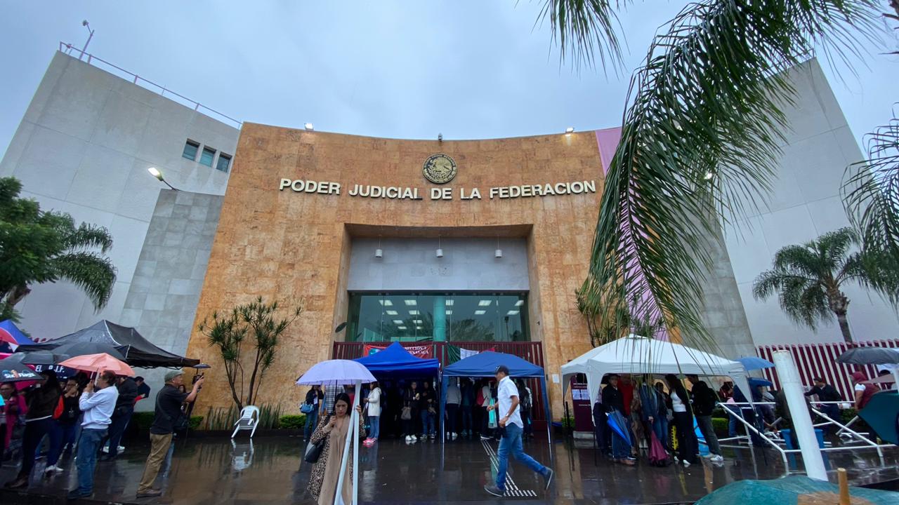 Un grupo de personas con paraguas en la calle Descripción generada automáticamente