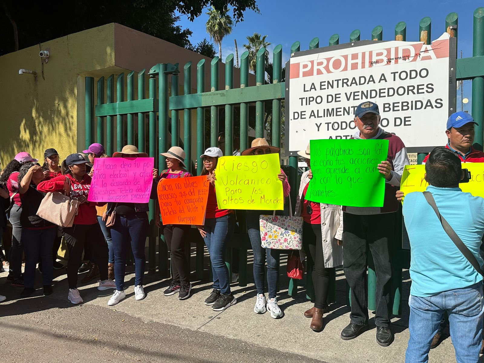 Un grupo de personas de pie Descripción generada automáticamente