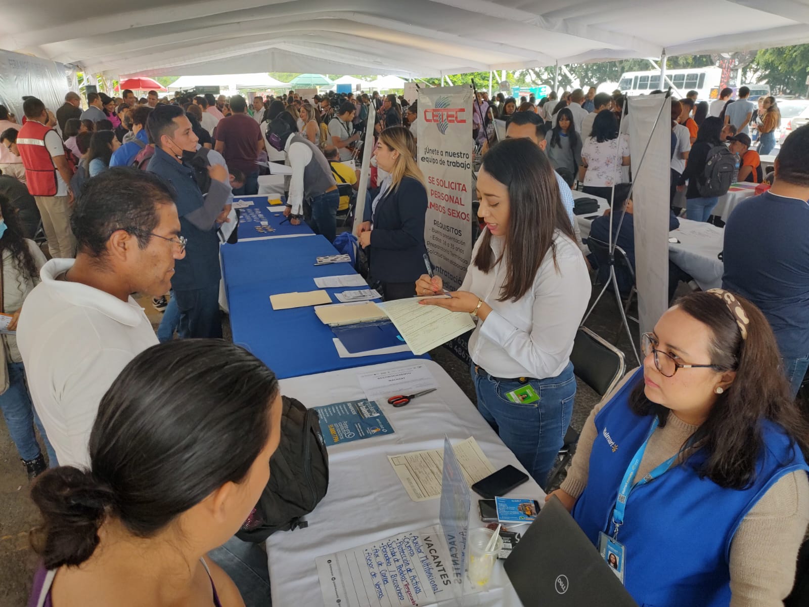 Un grupo de personas en un salón de clases Descripción generada automáticamente con confianza media