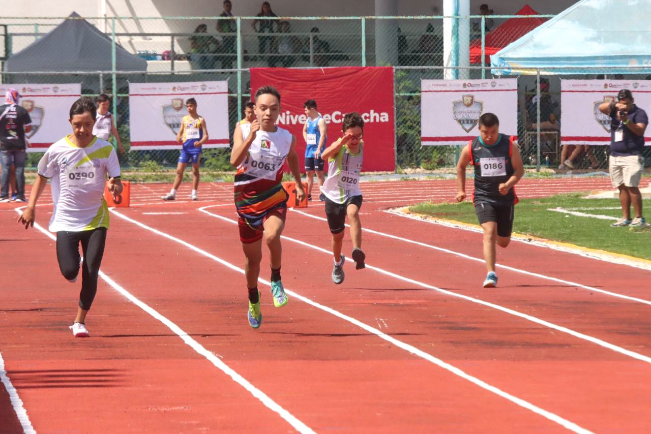 Un grupo de personas jugando a futbol Descripción generada automáticamente