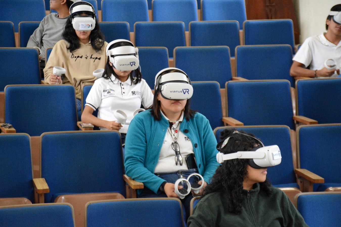 Un grupo de personas sentadas en un sillón Descripción generada automáticamente