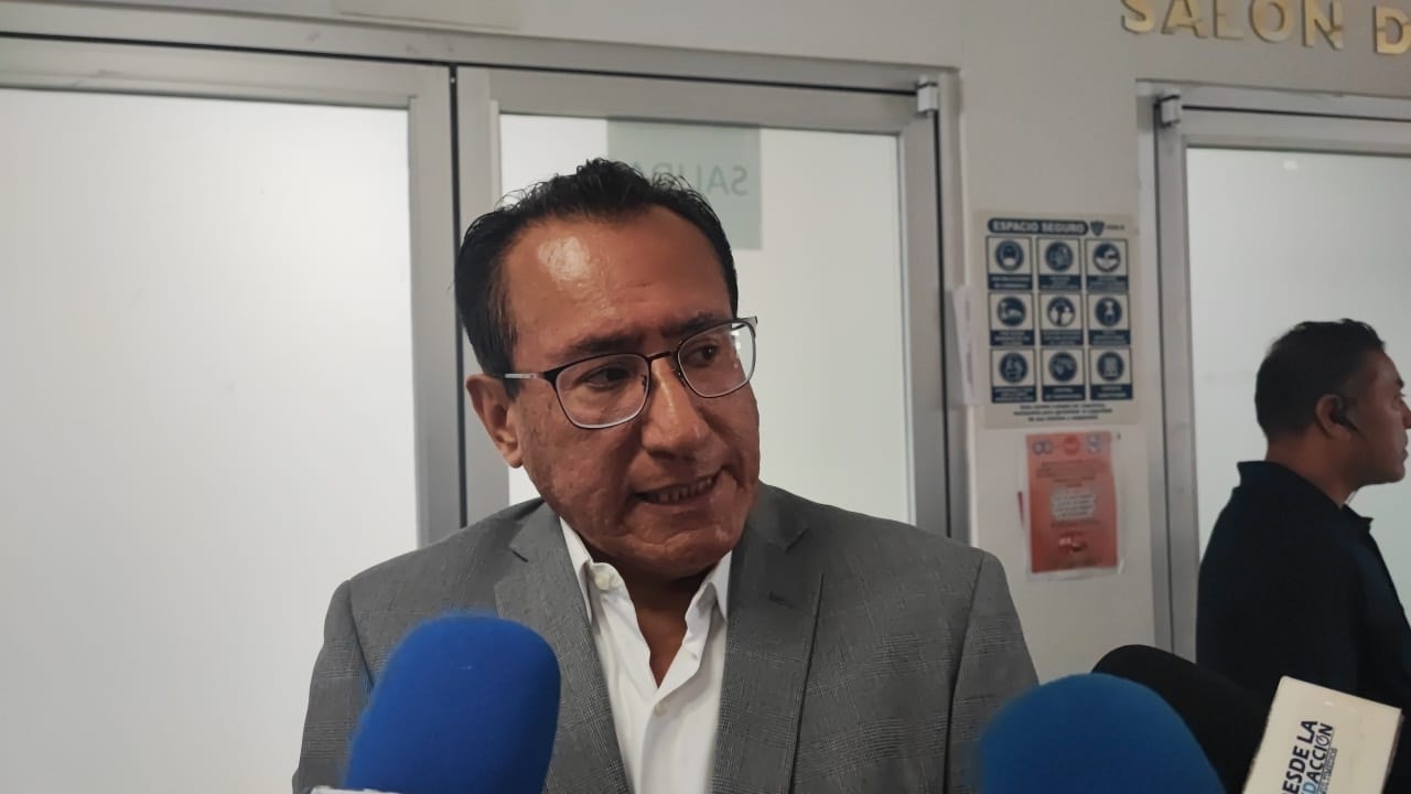 Un hombre con lentes Descripción generada automáticamente con confianza media