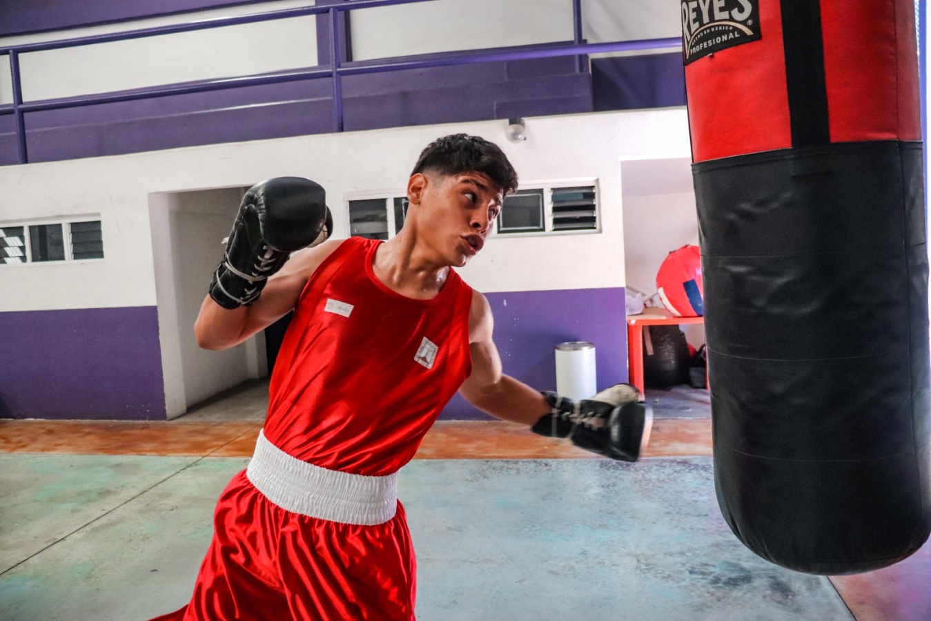Un hombre con un bate en la mano Descripción generada automáticamente con confianza baja