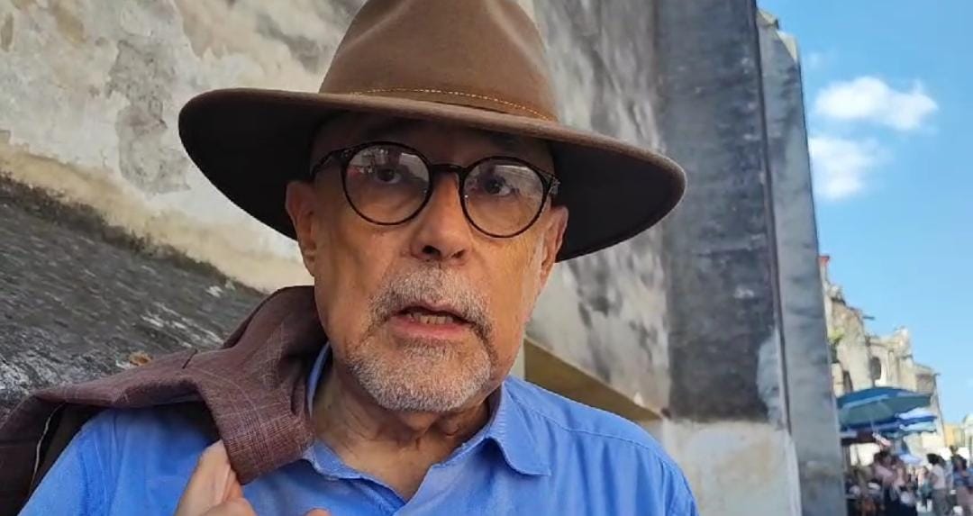 Un hombre con un sombrero en la cabeza Descripción generada automáticamente con confianza media