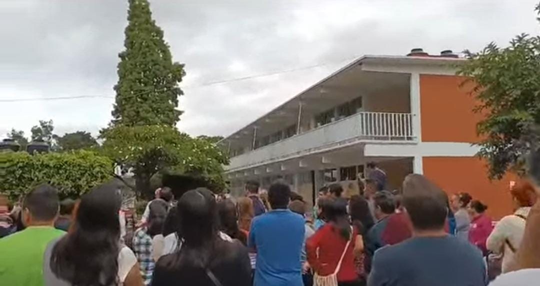 Una multitud de gente Descripción generada automáticamente