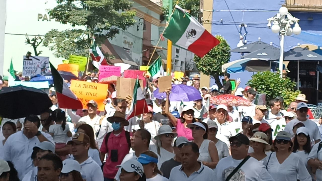 Una multitud de gente Descripción generada automáticamente