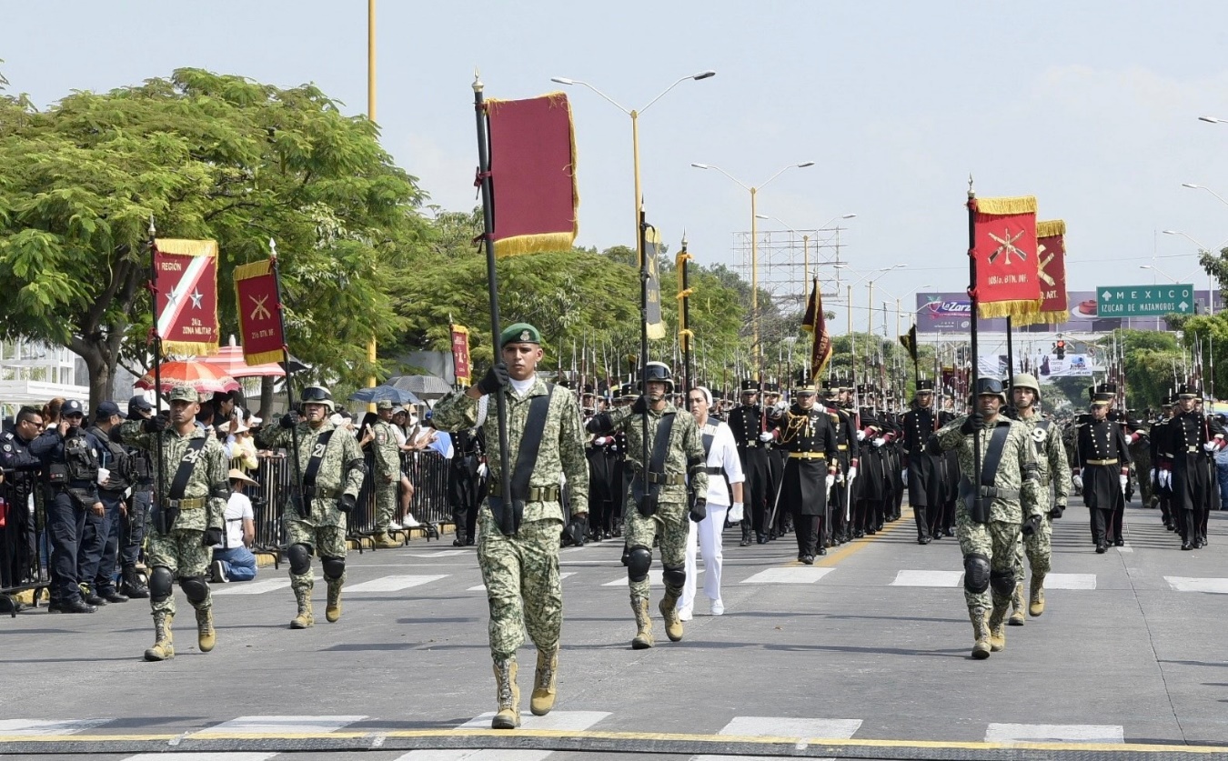 Una multitud de gente en la calle Descripción generada automáticamente
