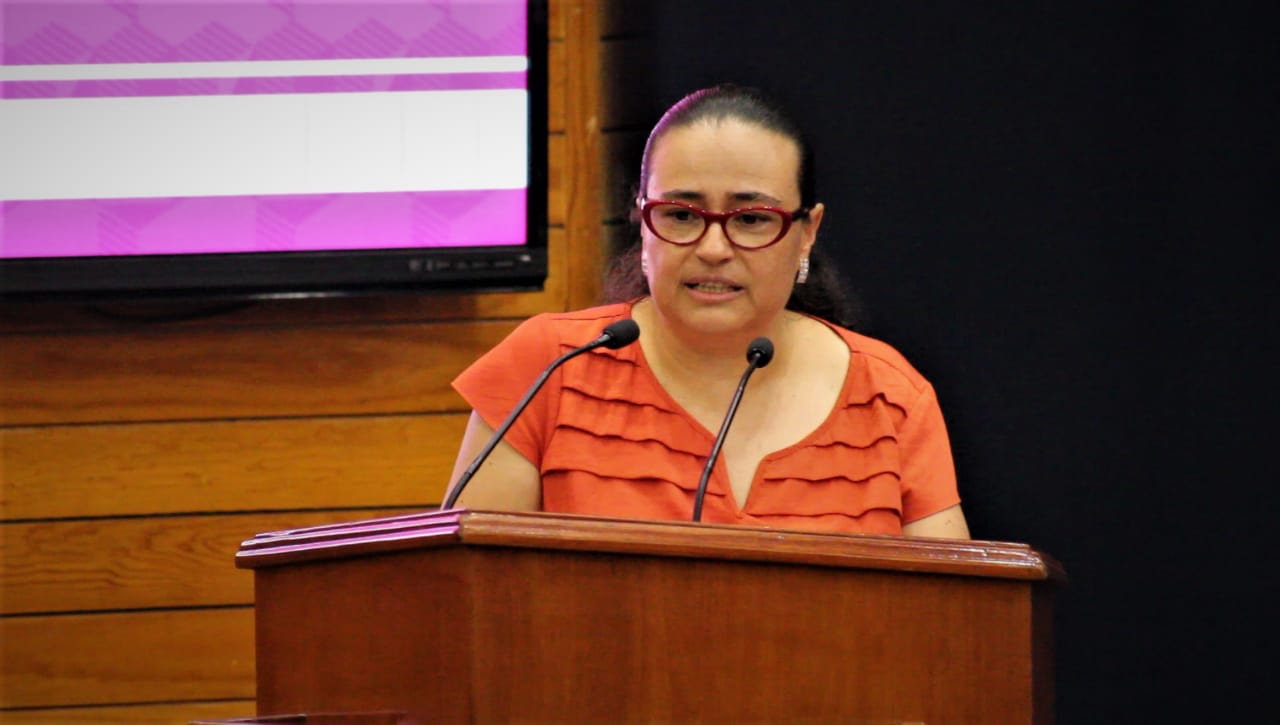 Una persona en frente de una computadora Descripción generada automáticamente con confianza media