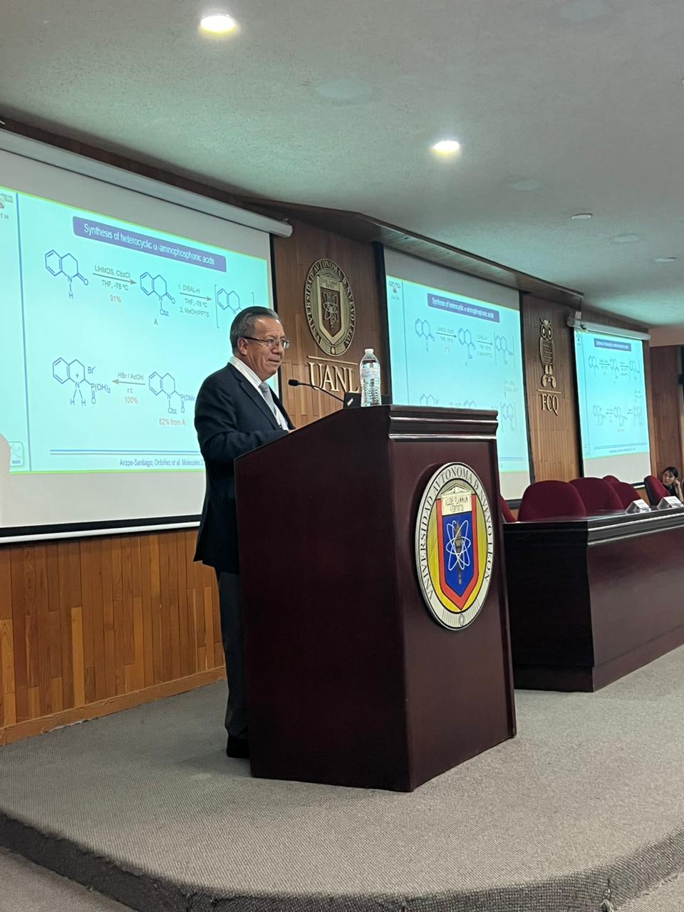 Una persona parado enfrente de una televisión Descripción generada automáticamente con confianza media