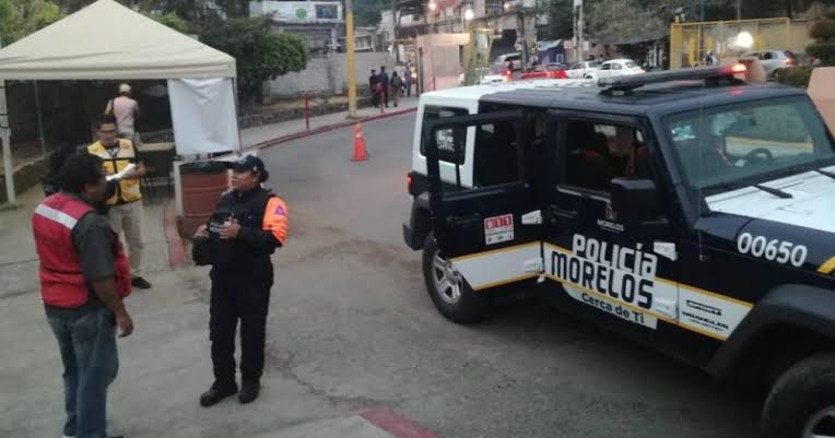 Una persona y una camioneta Descripción generada automáticamente