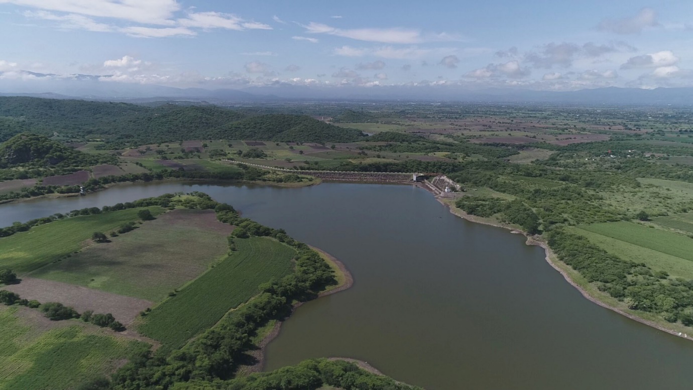 Vista de una montaña junto a un cuerpo de agua Descripción generada automáticamente