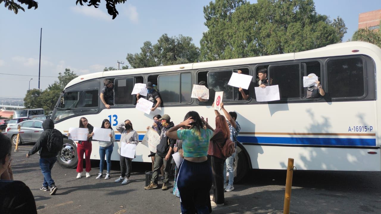 Un grupo de personas junto a un autobús Descripción generada automáticamente con confianza media