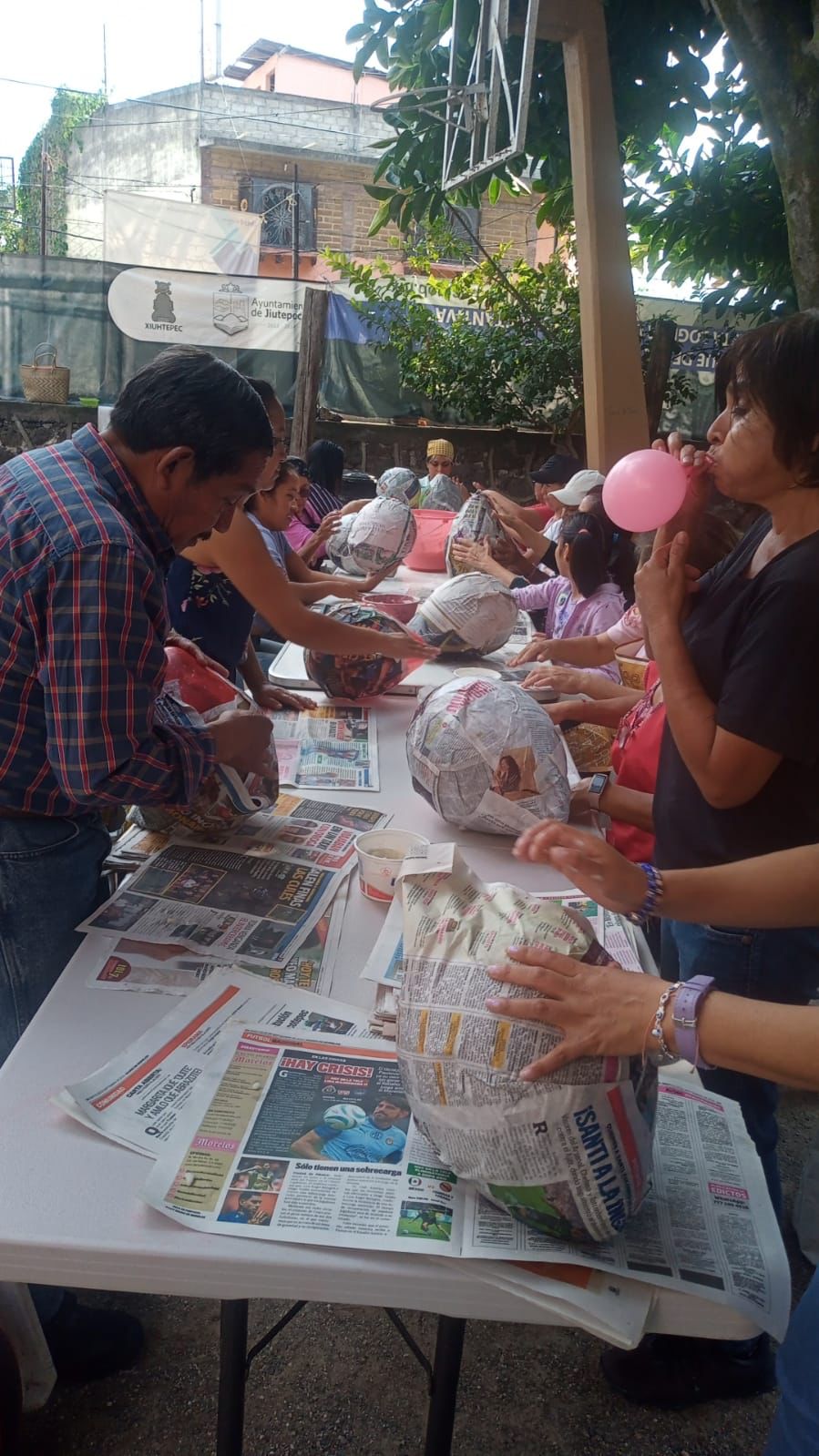 Un grupo de personas preparando comida en una mesa Descripción generada automáticamente con confianza media
