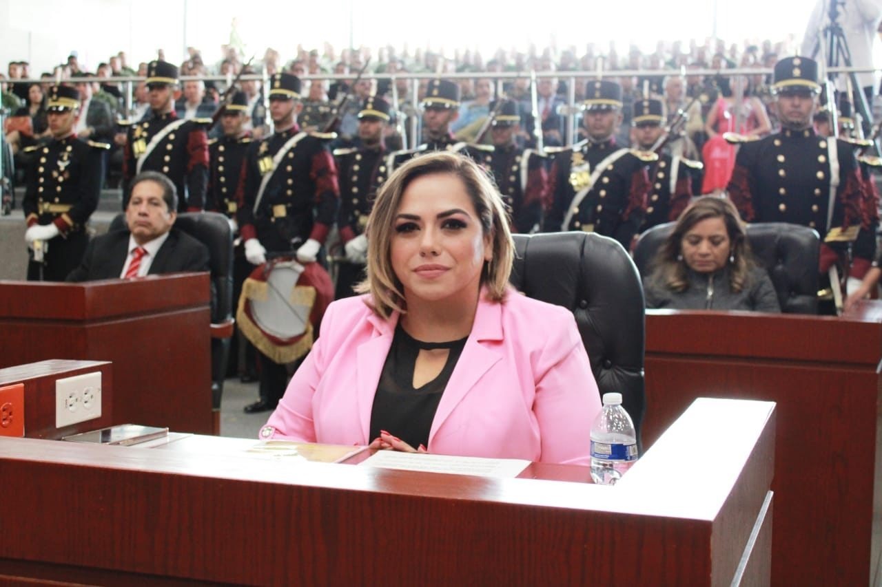 Un par de personas sentadas en una mesa Descripción generada automáticamente con confianza baja