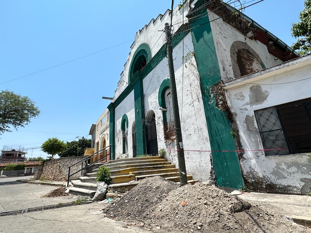 Una casa de piedra Descripción generada automáticamente con confianza baja