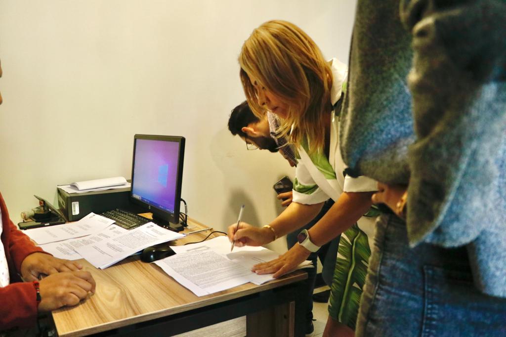 Una persona sentada en un escritorio Descripción generada automáticamente con confianza media