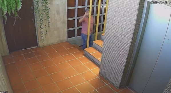 Una silla de madera Descripción generada automáticamente con confianza baja