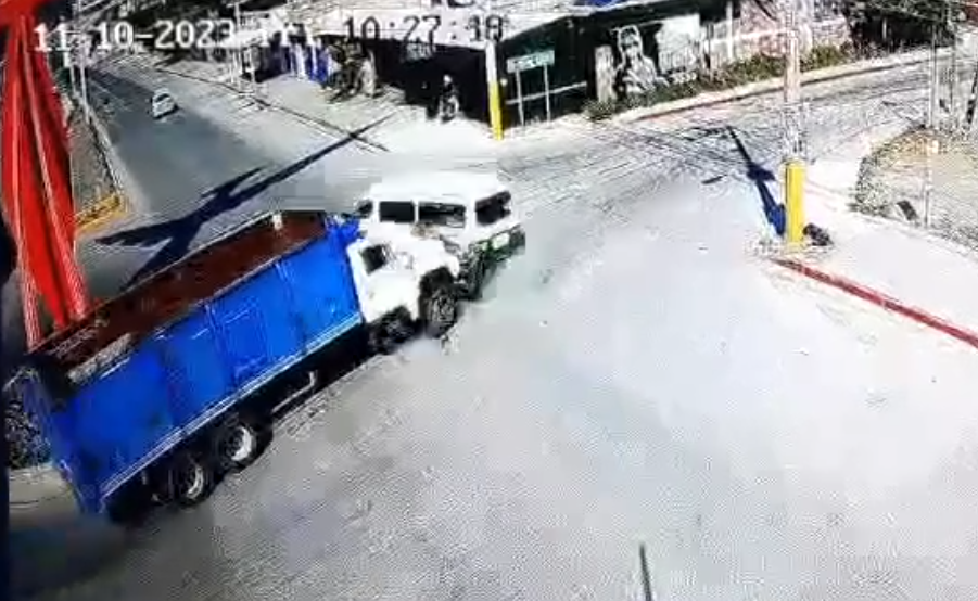 Vista de calle con nieve Descripción generada automáticamente con confianza baja