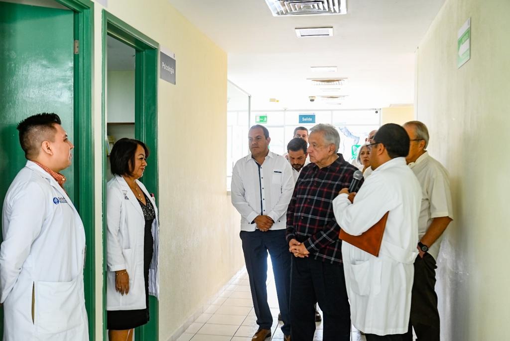 Un grupo de personas de pie Descripción generada automáticamente