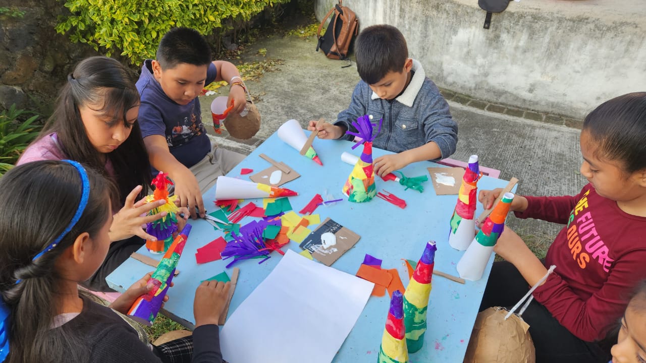 Un grupo de personas junto a un niño Descripción generada automáticamente con confianza media