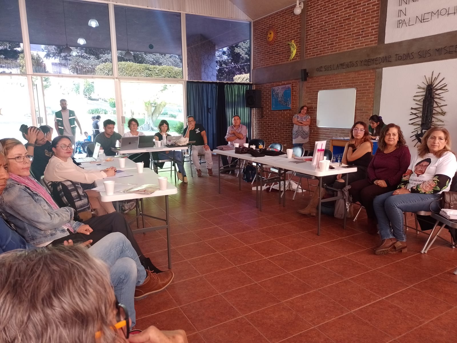 Un grupo de personas sentadas alrededor de una mesa Descripción generada automáticamente