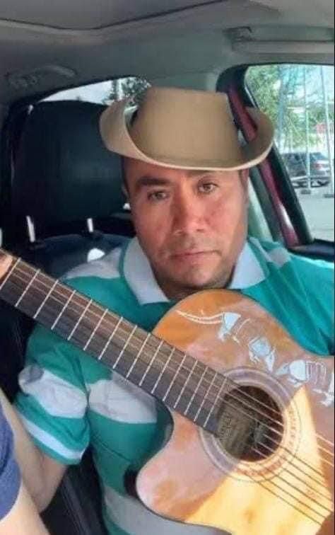 Un joven con una guitarra Descripción generada automáticamente con confianza media