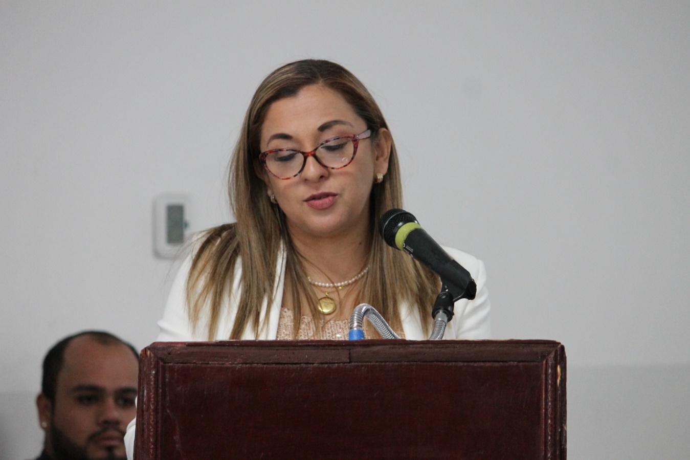 Una persona con una laptop Descripción generada automáticamente con confianza media