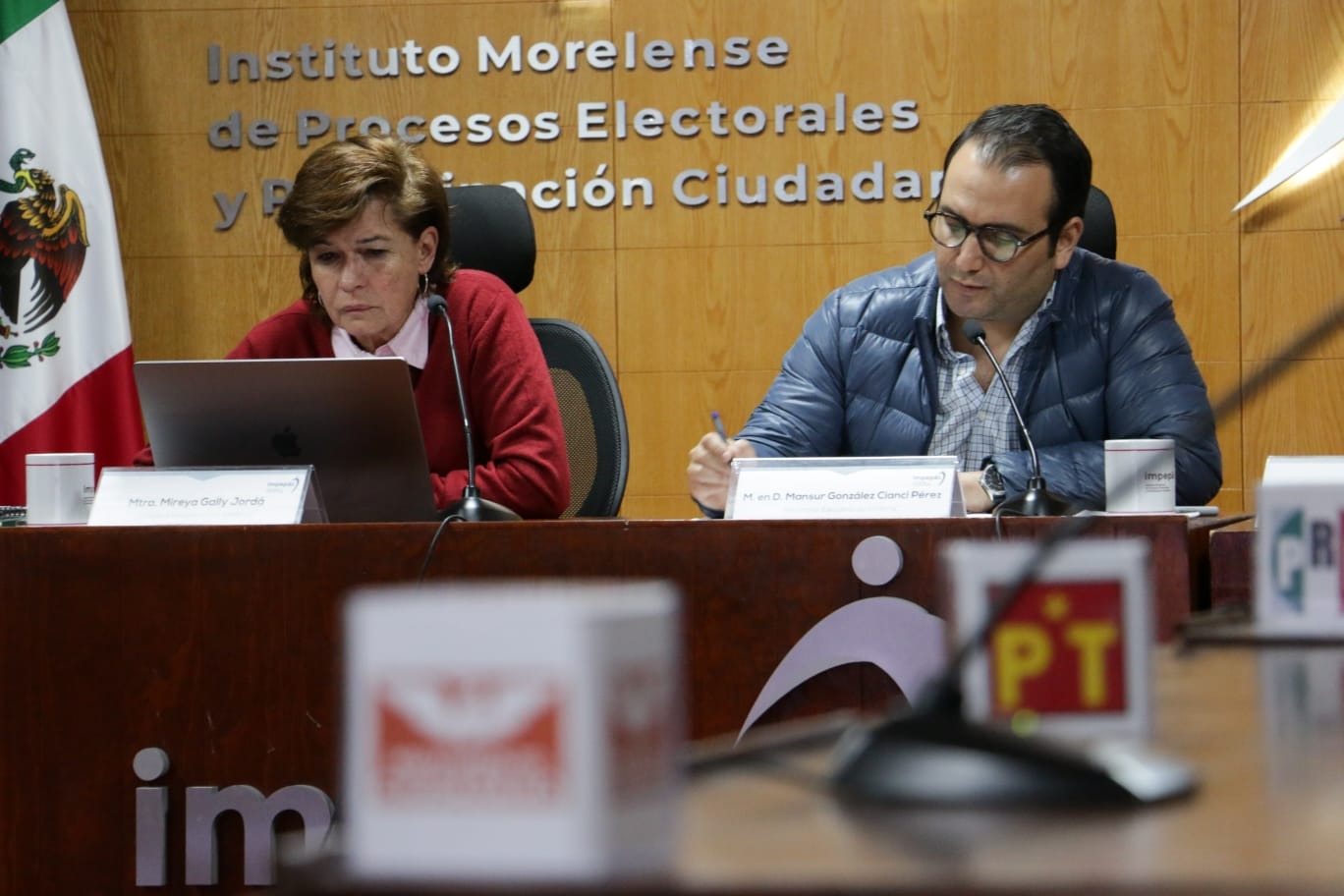 Imagen que contiene tabla, hombre, biblioteca, mujer Descripción generada automáticamente