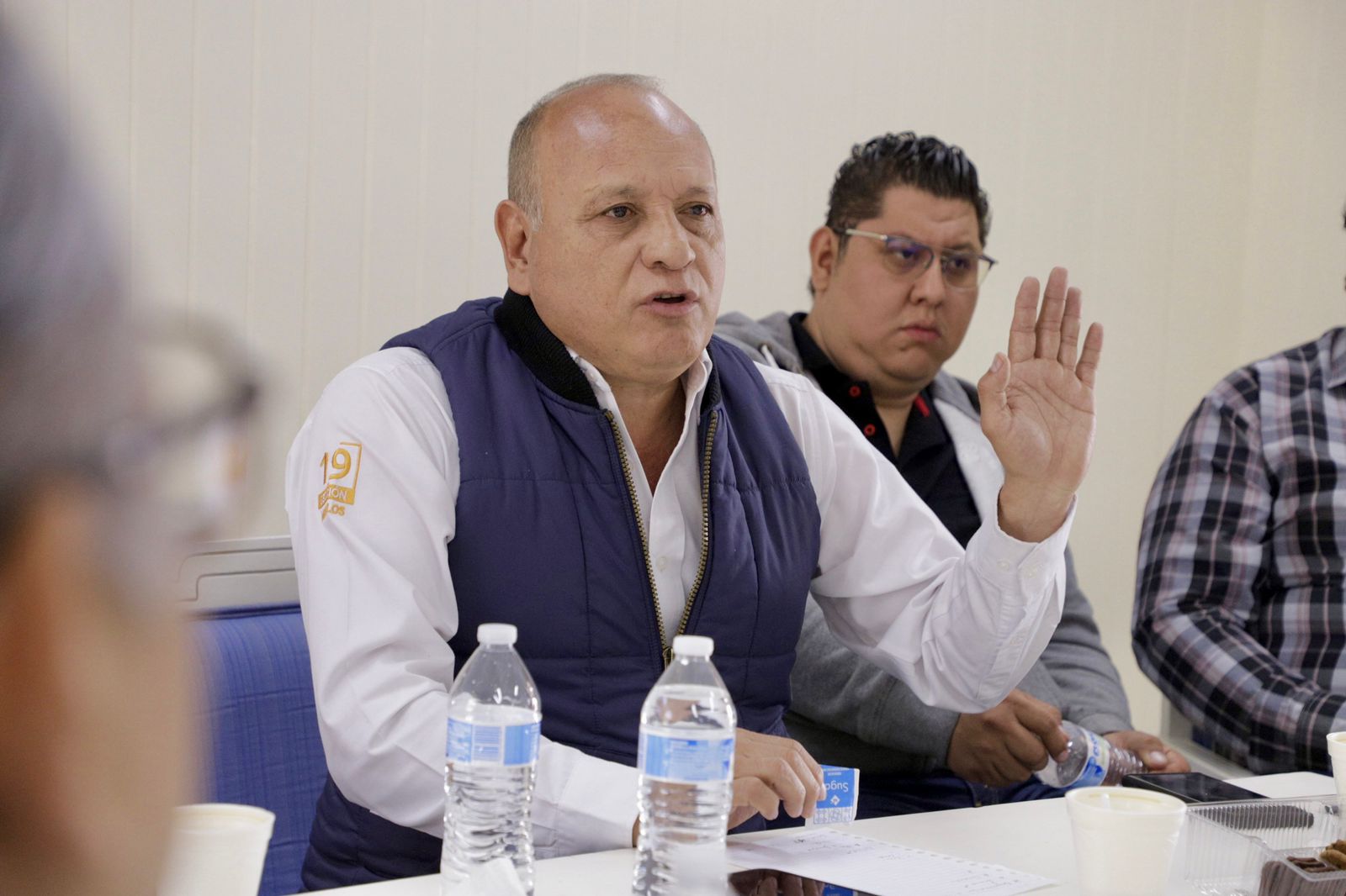 Un par de personas sentadas en una mesa Descripción generada automáticamente con confianza media