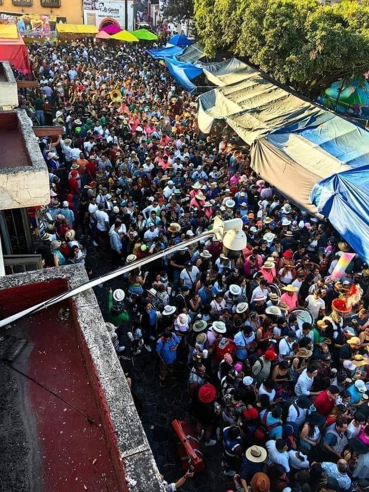 Imagen que contiene exterior, parado, alimentos, grande Descripción generada automáticamente