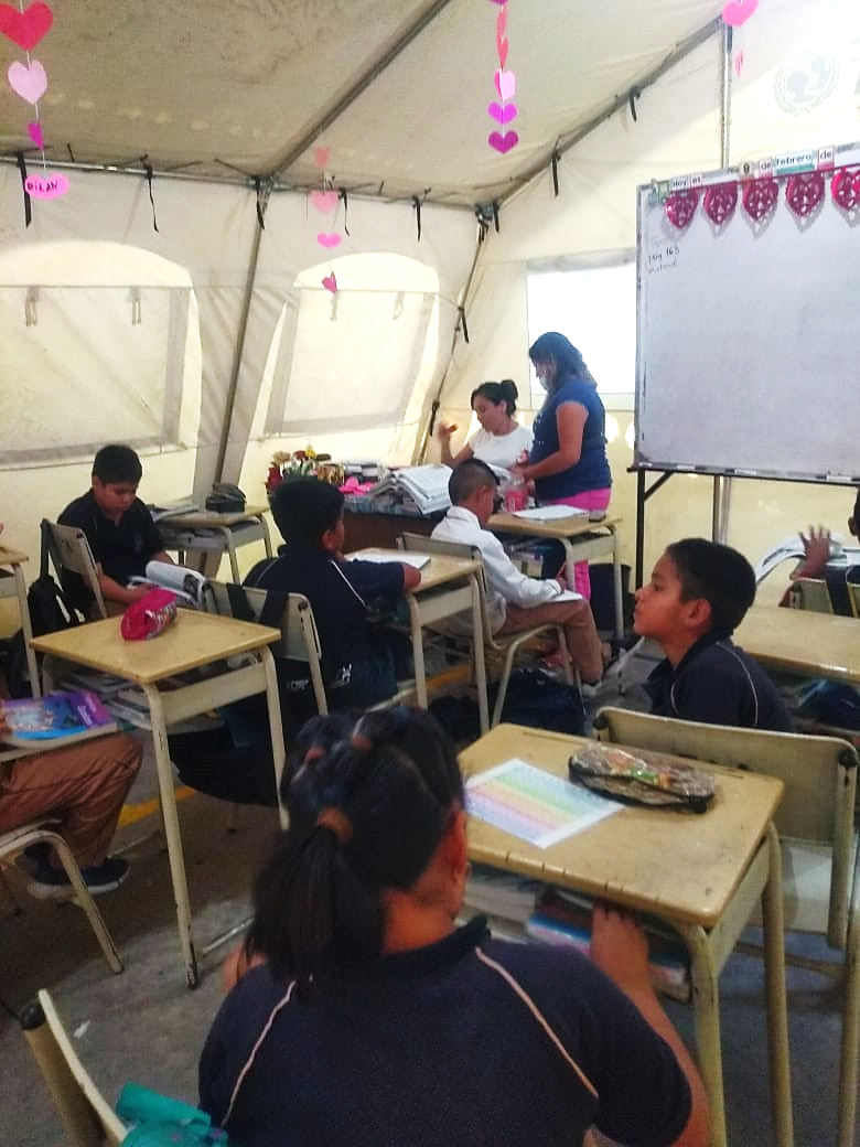 Un grupo de personas en un salón de clases Descripción generada automáticamente con confianza media