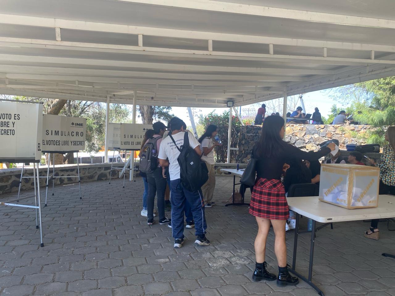 Imagen que contiene edificio, exterior, gente, tabla Descripción generada automáticamente